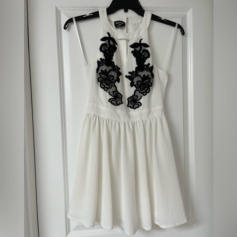 Bebe Beautiful cocktail dress embroidered floral halter keyhole cutout. Xs